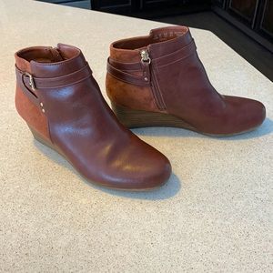 Dr. Scholl’s women’s short brown boots with a wedge heel.